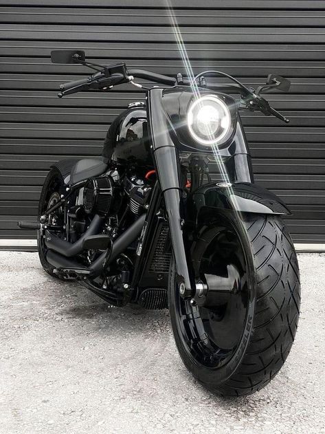 Hd Fatboy, Motocykle Harley Davidson, Cvo Road Glide, Custom Motorcycles Harley, Bike Builder, Harley Davidson Fatboy, Classic Harley Davidson, Softail Deluxe, Motorcycle Culture