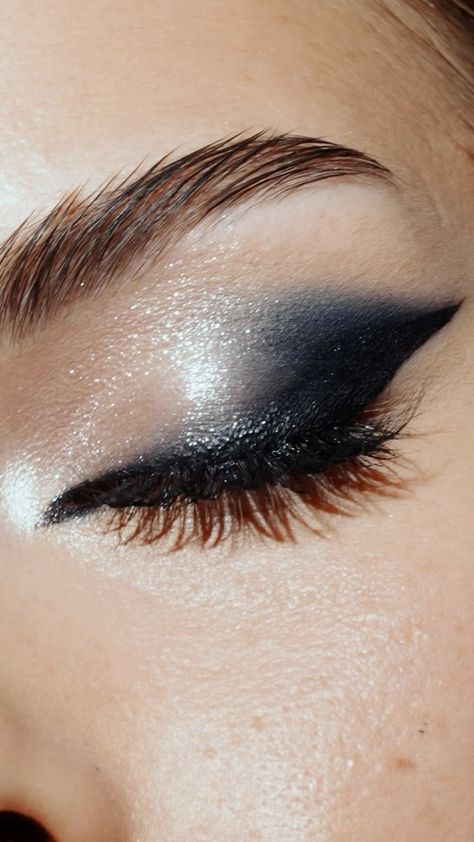 Natasha Denona | 🚨NYE GLAM ALERT🚨 Ring in the New Year the right way with my must-have Xenon Eyeshadow Palette and this gorgeous midnight smokey eye look✨.… | Instagram Nye Smokey Eye, Winter Holiday Makeup, Black Eye Looks Eyeshadows, Black And White Eyeshadow Looks, White And Black Eyeshadow, Black Makeup Eye, New Years Eyeshadow Looks, New Year Eyeshadow Looks, Black Eye Shadow Looks