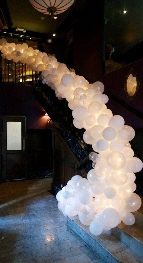 Prom Balloon Ideas, Mansion Party Decorations, House Of Balloons Party, White Out Party, Masquerade Party Themes, Prom Balloons, Surprise Birthday Decorations, White Party Decorations, Elegant Birthday Party