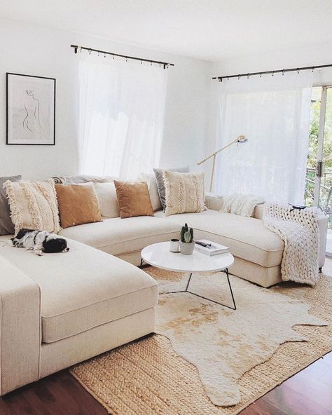 Havenly on Instagram: “Layering rugs is a simple & visually interesting way to add dimension to any room. What's your favorite part about this cozy living room?…” Sunday Cleaning, Pretty Apartments, Söderhamn Sofa, Havenly Living Room, Layered Rugs, Interior Define, Online Interior Design, Cheap Decor, Cozy Living Rooms