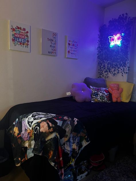 Hbcu Dorm Room, Dorm Room Hbcu, Hypebeast Dorm Room, Hbcu Dorm Room Ideas, Hbcu Dorm, Black Dorm Room Ideas, Dorm Room Themes, Dorm Apartment Decor, Pretty Dorm Room