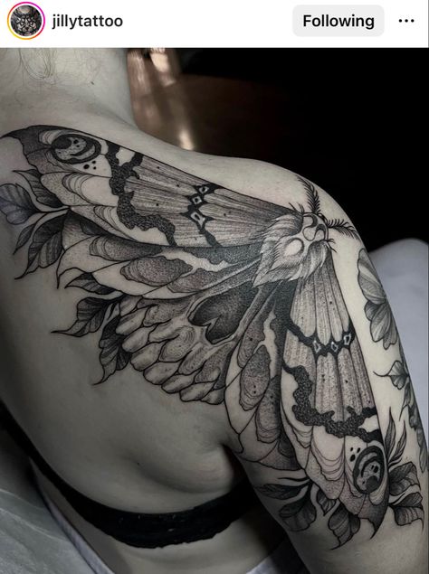 Tattoo Papillon, Gotik Tattoo, Wicked Tattoos, Theme Tattoo, Tattoos Geometric, Moth Tattoo, Red Ink Tattoos, Geniale Tattoos, Knee Tattoo