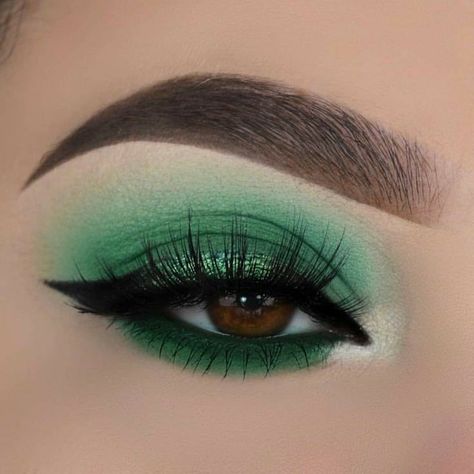 Fiona Makeup, Slytherin Makeup, Maquillage Harry Potter, Green Eyeshadow Looks, Glow Ups, Harry Potter Makeup, Hoco Makeup Looks, Fall Eyeshadow Looks, Green Eyeshadow Look