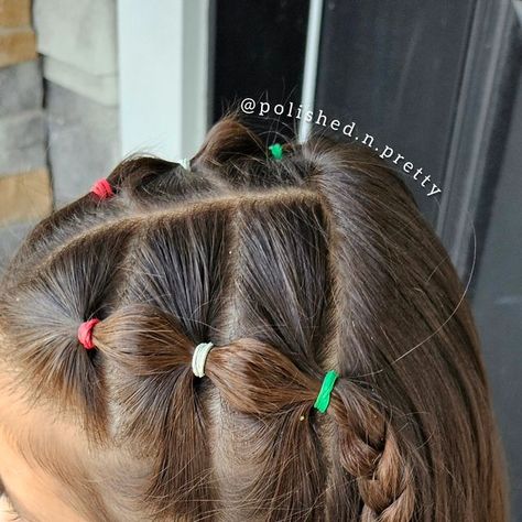 Jeanette Nuttall on Instagram: "A Christmas inspired, easy hairstyle.. #simplehairstyle #elastics #christmashairstyle #holidayhair #littlegirlshairstyles #funfestivehair #schoolhairstyles #preschoolhair #cutelittlegirlhair #hairstyleoftheday #3strandbraid" Kid Holiday Hairstyles, Easy Toddler Christmas Hairstyles, Holiday Kids Hairstyles, Girls Thanksgiving Hairstyles, Fall Toddler Hairstyles, Cute Christmas Hairstyles For Kids Easy, Christmas Crazy Hair Day Ideas, Christmas Hair Toddler Girl, Toddler Girl Christmas Hairstyles