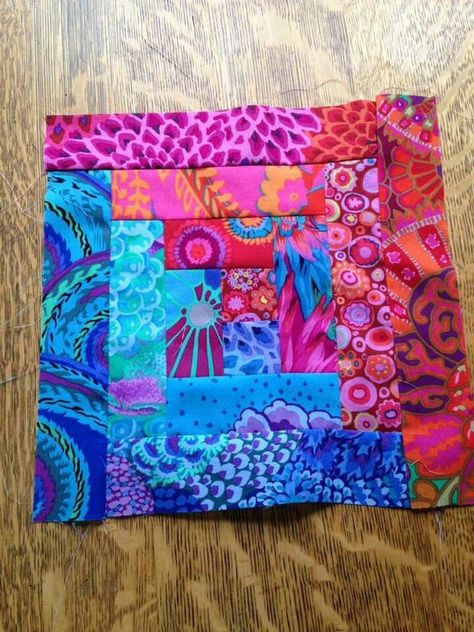 Colchas Quilting, Combination Of Colors, Log Cabin Quilt Pattern, Bright Quilts, Kaffe Fassett Quilts, Kaffe Fassett Fabric, Quilting Designs Patterns, Scrappy Quilt Patterns, Batik Quilts