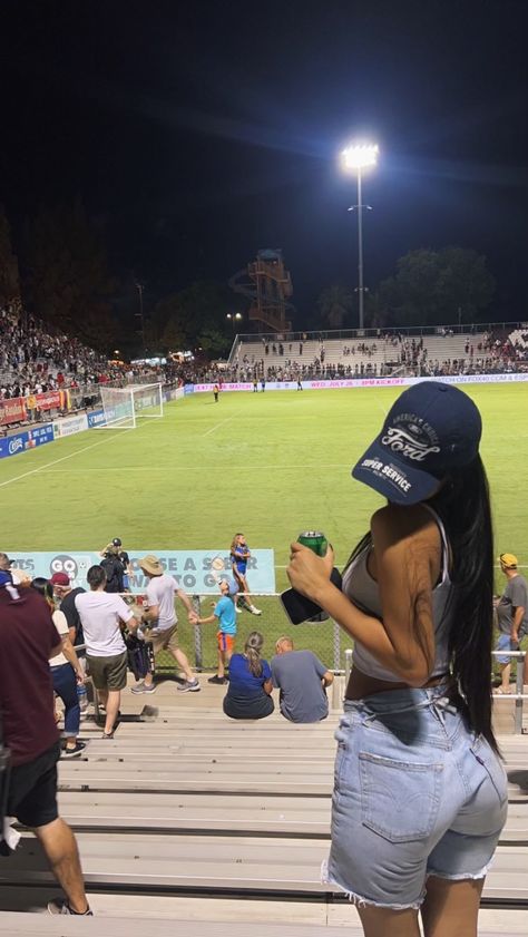 Casual Soccer Game Outfit, Summer Soccer Game Outfit, Soccer Game Day Outfit, Soccer Gf Outfit, Outfits For Soccer Games, Soccer Game Outfit Women Summer, Soccer Match Outfit Woman, Soccer Game Outfit Women, Soccer Game Outfit