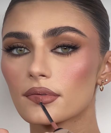 Sultry Makeup For Hazel Eyes, Classic Glam Makeup, Glowy Glam Makeup, Mob Wife Makeup, Latte Makeup, Maquillage On Fleek, Classy Makeup, Going Out Makeup, Dope Makeup