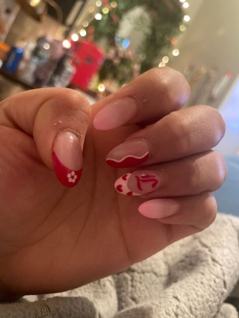 Pink and red almond shaped acrylic nails with your partners initial on it Valentine Inspired Nails, Almond Nails With Initial, Round Nail Ideas, Red Almond, Pink French Nails, Nail Decals Diy, Steel Nail Art, Nail Art Idea, Stripped Nails