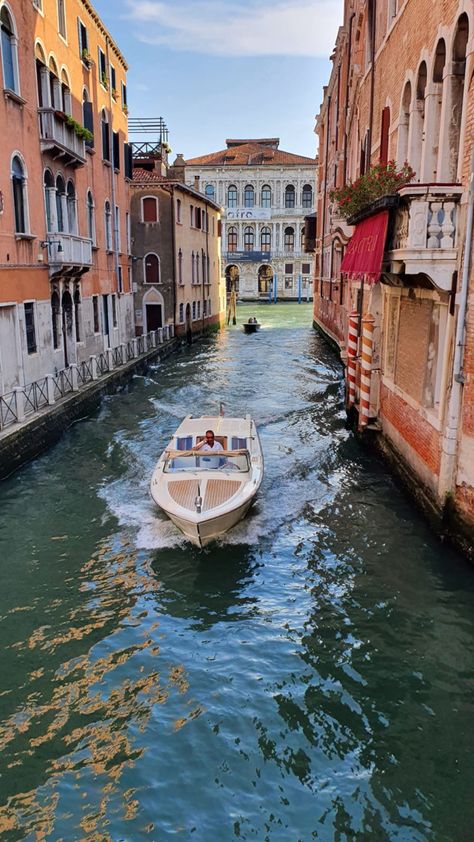 Boat In Venice, Boats In Italy, Vinece Italy, Venice Boat Ride, Boat In Italy, Italy Canals, Italian Boat, Venice Italy Aesthetic, Italy People