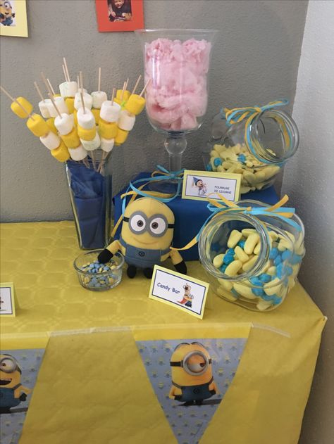 candy bar minions Minion Cotton Candy, Minions Table Decoration Ideas, Minion Pretzel Rods, Minion Candy, Minion Loot Bags, Candy Bar Minions, Candy Table, Candy Bar, Diaper Cake