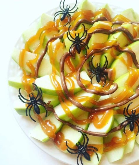 10 healthy Halloween snacks with fruits and veggies! Halloween Snacks Kids, Healthy Halloween Kids Snacks, Halloween Main Dish, Halloween Fruit Snacks, Halloween Veggie Tray, Banana Ghosts, Caramel Apple Slices, Apple Bites, Snacks Kids