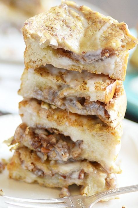 Soft French Bread, Cinnamon Roll Filling, Breakfast French Toast, Cinnamon Roll Icing, French Toast Bake Recipe, Stuffed French Toast, French Toast Breakfast, Toast Toppings, Breakfast Toast