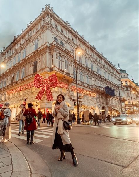 Vienna Austria Street Style, Vienna Austria Instagram, Winter Vienna Outfit, Vienna Austria Outfits Winter, Vienna Opera Outfit, Vienna Photo Ideas Winter, Vienna Austria Christmas, Vienna Austria Outfits, Vienna New Year