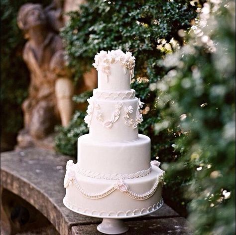 Beautiful Swan House Wedding, Swan Wedding, Swan House, Chic Vintage Brides, Elegant Wedding Inspiration, Classic Wedding Cake, Cake Photography, White Wedding Cakes, Simple Wedding Cake