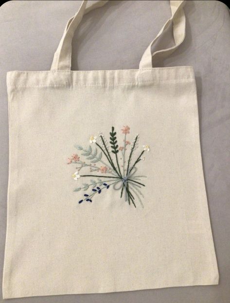 Diy Tote Bag Design, Handpainted Tote Bags, Tote Bag Ideas, Diy Embroidery Designs, Diy Bag Designs, Eco Bags, Embroidered Tote Bag, Diy Embroidery Patterns, Embroidered Tote