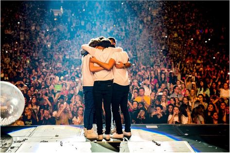 Harry Styles Tweets, One Direction Group, Gambar One Direction, Group Hug, One Direction Wallpaper, One Direction Photos, Harry Styles Wallpaper, One Direction Pictures, I Love One Direction