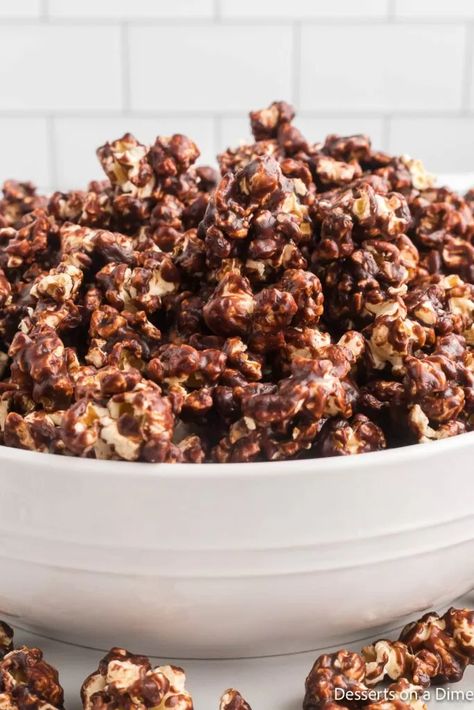 Praline Popcorn, Chocolate Popcorn Recipe, Popcorn Recipes Chocolate, Popcorn Dessert, Covered Popcorn, Flavored Popcorn Recipes, Chocolate Drizzled Popcorn, Popcorn Recipes Easy, Chocolate Covered Popcorn