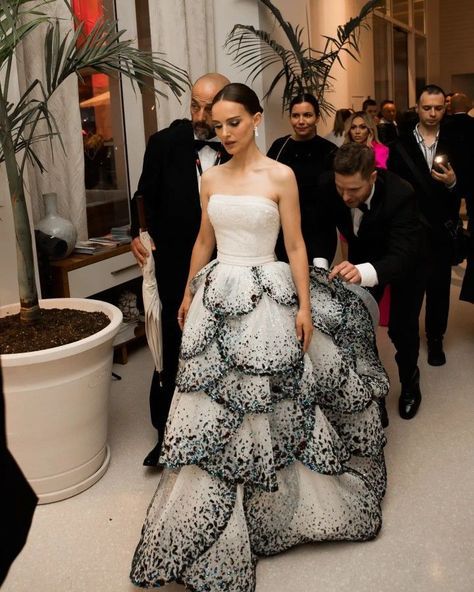 Dress Met Gala Ideas, Garden Of Time Dress Met Gala, Met Gala 2024 Dresses, Met Gala 2024, Best Met Gala Looks, Met Gala Outfits, Met Gala Dresses, Fashion Fails, Long Gowns