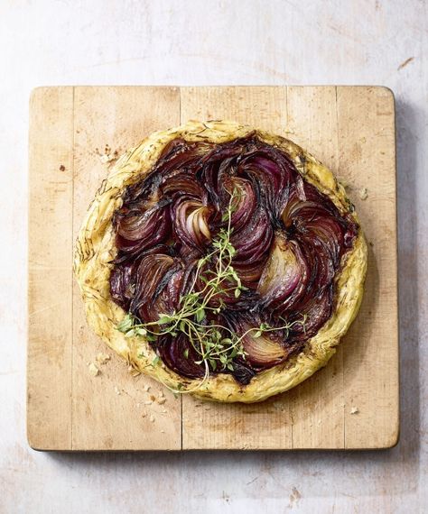 Miguel Barclay's Red Onion Tart Tatin Onion Tarte Tatin, Onion Tarte, One Pound Meals, Tart Tatin, Tarte Tatin Recipe, Great British Food, Parmesan Roasted Potatoes, Recipe For 1, Potato Croquettes