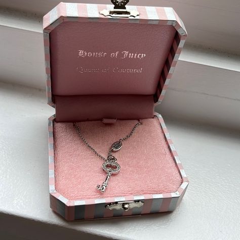 Juicy Couture Key necklace Wishlist Board, Barbie Closet, Juicy Couture Jewelry Necklaces, Juicy Couture Necklace, Doll Closet, School Vibes, Early 2000s Fashion, Juicy Couture Jewelry, Lily Rose Depp