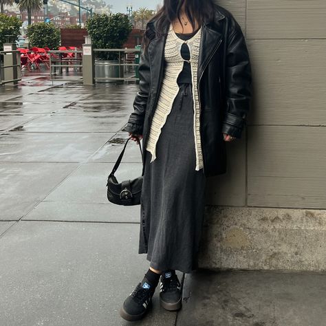 Leather Jacket Outfit Long Skirt, Leather Jacket And Skirt Outfit Winter, Long Skirt With Leather Jacket, Long Skirt And Leather Jacket, Long Skirt Leather Jacket, Long Skirt Jacket Outfit, Black Jean Maxi Skirt Outfit, Long Leather Jacket Outfit Street Style, Winter Outfits Maxi Skirt