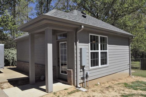 This is the 592 Sq. Ft. Hummingbird Cottage built for a family’s mother-in-law by Ralph Jones Home Plans, LLC. Janne Zaccagnino created the plans for the home and normally doesn’t see t… Mother In Law Cottage, In Law House, Granny Pod, Houses Plans, Tiny Cabins, Tiny Cottage, Cottage Plan, Small Cottage, Small Homes