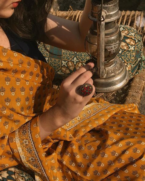 South Asian Aesthetic, Desi Love, Romantic Academia, Arab Culture, Desi Aesthetic, Desi Girl, Indian Culture, Indian Aesthetic, Academia Aesthetic