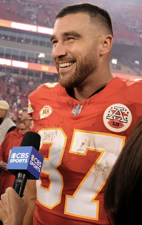 Kelce Chiefs, Travis Taylor, Taylor Boyfriend, Popular Magazine, Seventeen Magazine, Travis Kelce, Nfl Players, Taylor Swift Pictures, White Boys