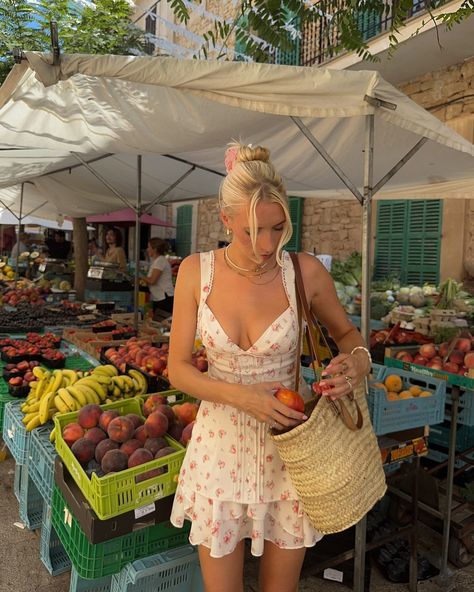 Afternoons at the market 🧺✨🍑🤍 @itsjulialouise #SummerDressStyle #FloralFashion #VintageDressLook #SummerFashionInspo #OOTDfashion #EverydayStyle #FashionableTravel #DressesForSummer #AccessoryLover Florence Outfits, Homecoming Dresses Green, Backless Short Dress, Cute Spaghetti, Hot Prom Dress, Elegant Summer Dresses, Mermaid Prom Dresses Lace, Green Homecoming Dresses, Pics Inspo