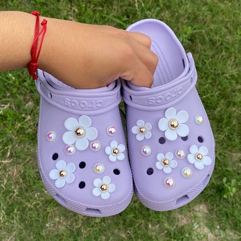 Not the right size Lavender Crocs Aesthetic, Crocks Shoes Outfit Women, Croc Charms Ideas, Croc Charm Ideas, Preppy Crocs, Crocs Colors, Lilac Crocs, Crocs Inspiration, Croc Outfits Women