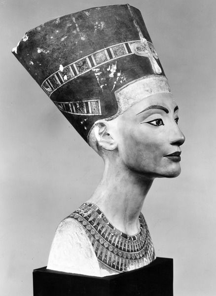 Nefertiti Art, Nefertiti Tattoo, Egyptian Papyrus, Egyptian Painting, Egypt Museum, Egypt Aesthetic, Pyramids Egypt, Egyptian Queen Nefertiti, Ancient Egypt History