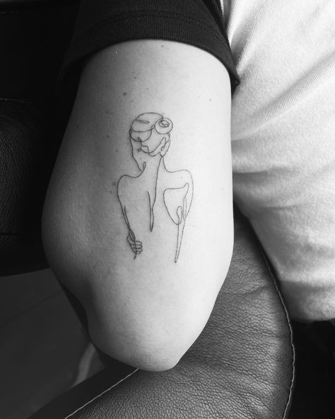 Woman Line Drawing Tattoo, Feminine Linework Tattoo, Back Tattoo Women Line Art, Feminine Figure Tattoo, Fine Line Woman Silhouette Tattoo, Woman Fine Line Tattoo, Tattoos Of People, Female Form Tattoo, Female Silhouette Tattoo