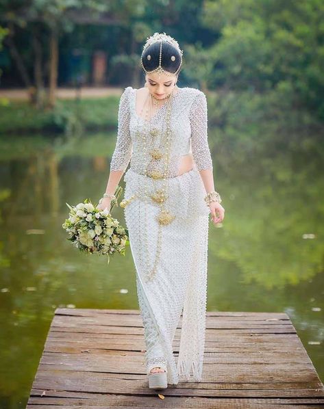 Asian Bridesmaid Dresses, Buddhist Wedding Dress, Sri Lankan Wedding Saree, White Saree Wedding, Sri Lankan Bride, Srilankan Wedding, Bride Reception Dresses, Wedding Dressses, Couple Wedding Dress