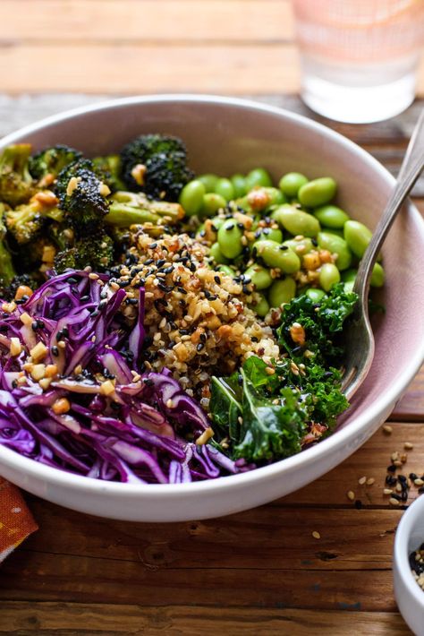 Buda Bowl, Sesame Ginger Sauce, Grains Recipes, Grain Bowl Recipe, Charred Broccoli, Easy Vegan Recipes, Grain Bowls, Vegan Salads, Sesame Ginger