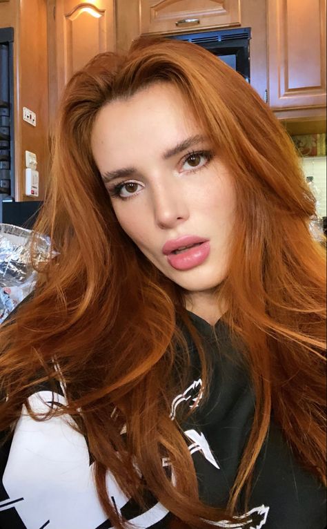 Bella Thorne Hair, Auburn Balayage, Natural Red Hair, Red Hair Woman, Ginger Hair Color, Caramel Hair, Copper Hair Color, Funky Hairstyles, Bella Thorne