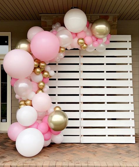 Birthday Backdrop Ideas Outdoor, Graduation Party Decor Pink, Graduation Party Ideas Pink And White, Party Background Ideas, Pallet Balloon Backdrop, High School Graduation Party Ideas 2025, Bow Graduation Party, Party Arch Backdrop, Grad Party Decorations Backdrops