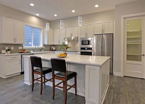 White contemporary kitchen with quartz counter and l shape design with island L Shaped Kitchen With Island, Small Kitchen Pictures, Small Kitchen Diner, L Shape Kitchen Layout, Small L Shaped Kitchens, White Contemporary Kitchen, L Shaped Kitchen Designs, Open Kitchen Layouts, Small White Kitchens