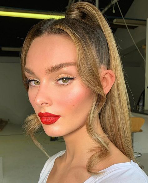 Natural Makeup For Blondes, Nikki Makeup, Red Lips Makeup Look, Makeup Looks For Green Eyes, Red Lipstick Makeup, Blond Balayage, Classic Makeup, Red Lip Makeup, Makeup For Blondes