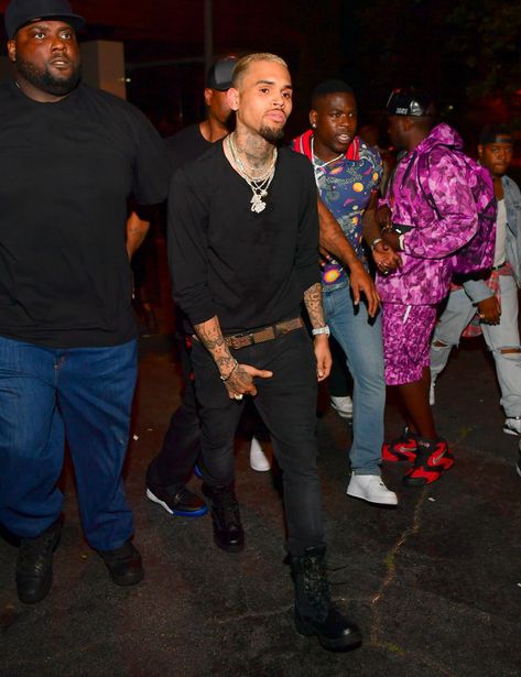 Chris Brown Streetwear, Chris Brown Fashion, Chris Brown In A Suit, Chris Brown Red Carpet, Chris Brown Fits 2022, Undecided Chris Brown, Chris Brown Outfits, Chris Brown Style, Gold Room