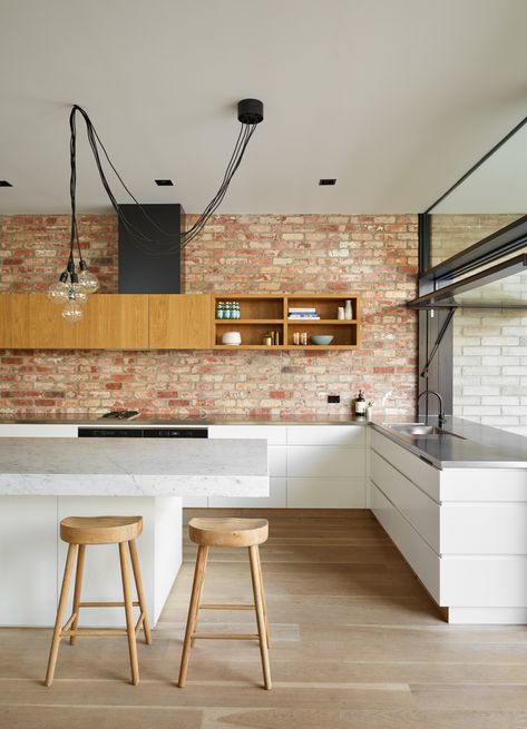 Red Brick Kitchen, Brick Kitchen Wall, Brick Wall Kitchen, Kitchen Feature Wall, Pretty Bathroom, Diy Kitchen Backsplash, Kitchens Design, Brick Interior, Industrial Kitchen Design