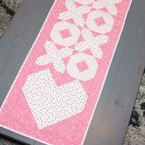 Valentine Quilted Table Runner Pattern, Xoxo Table Runner, Valentines Table Runner, Valentines Table, Valentine Table Runner, Table Runner Tutorial, Valentine Table, Heart Quilt Pattern, Flag Quilt