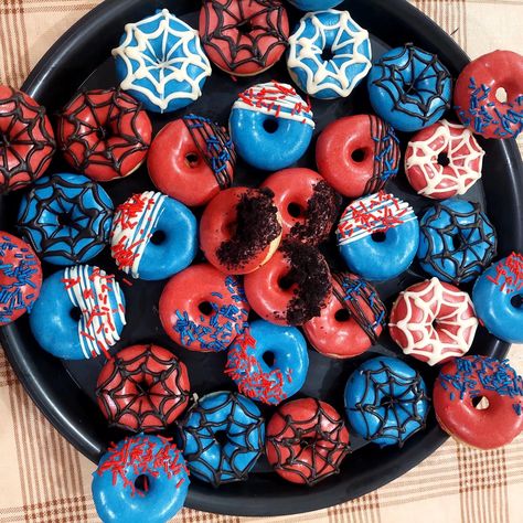 Spiderman Donuts Ideas, Doughnut Stand, Donut Decorating Ideas, Cake Donut, Birthday Donuts, Mini Doughnuts, Spiderman Birthday Party, Donut Wall, Mens Birthday Party