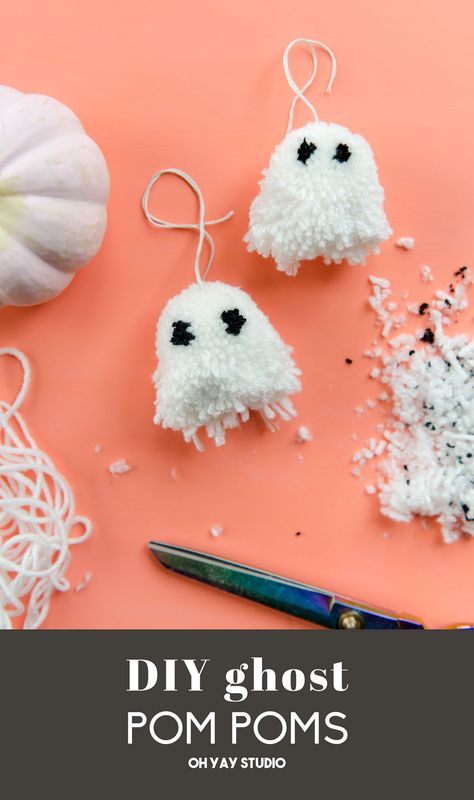 Halloween Yarn, Diy Ghost, Ghost Crafts, Sell Easy, Ghost Diy, Pom Pom Earrings, Pom Pom Crafts, Studio Color, Sell Diy