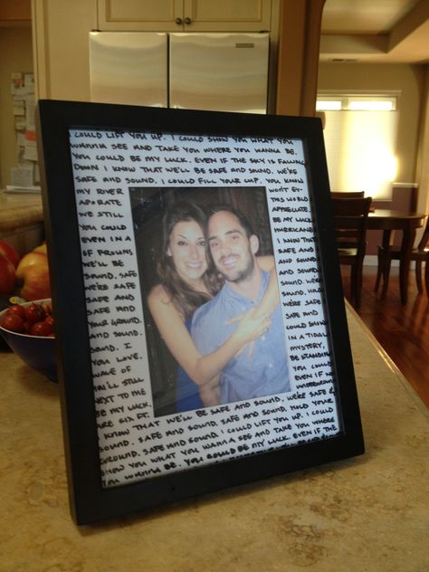 Song lyrics on mated picture frame. Song Lyric Gift Ideas, Diy Picture Frames Crafts, Write On Pictures, Christmas Gifts Diy Homemade, Crafts Gift Ideas, Quick Diy Gifts, Creative Letters, Song Photo, Baby Books Diy