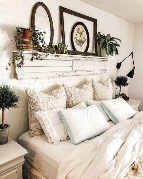 Vintage Farmhouse Bedroom, Rustic Farmhouse Bedroom, Country Bedroom Decor, Rustic Bedroom Design, Decorating Bedroom, Rustic Bedroom Decor, Hunting Cabin, Interior Vintage, Rustic Room