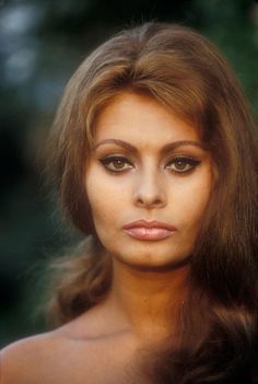 The prettiest hair color--Sophia Loren Sofia Loren, Italian Actress, Catherine Deneuve, Sophia Loren, Beauty Icons, Brigitte Bardot, 인물 사진, Grace Kelly, Classic Beauty