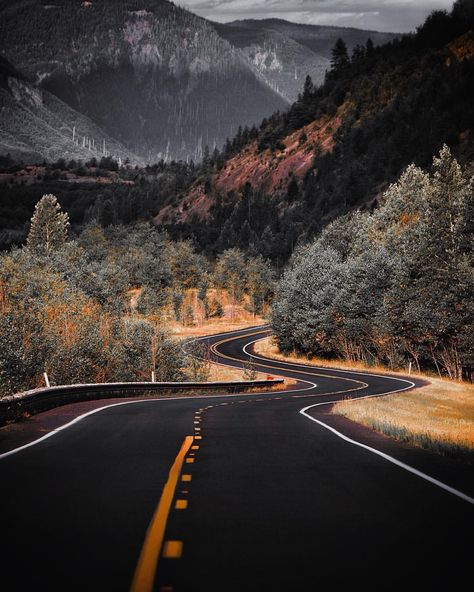 FEITOSA IMPORTADO A lugares que nem imaginamos que exista,mais quando nos vemos dirigindo numa estrada como essa vemos que ha muito pra conhecermos. American Odyssey, Empty Road, Beautiful Roads, Scenic Roads, Winding Road, Back Road, In The Mountains, 귀여운 동물, Beautiful World