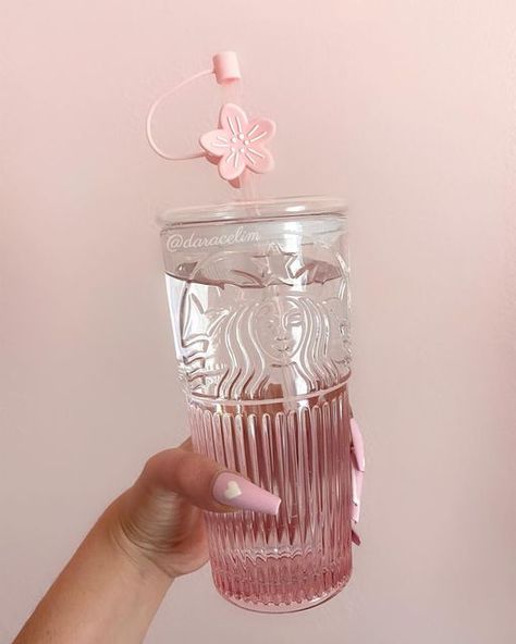 Pink Glass Starbucks Cup, Cute Starbucks Tumbler Cups, Glass Starbucks Cup, Aesthetic Tumbler Bottle, Cute Cups Tumblers, Tumbler Aesthetics, Tumbler Aesthetic, Aesthetic Tumbler, Glass Drinking Bottles