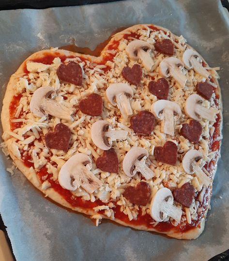 #aestheticfood #heartshapedpizza #heartpizza #aestheticpizza #datenightcooking #dateideas #cookingideas Pizza Astethic, Heart Pizza, Pizza Pasta, Pretty Food, Pepperoni Pizza, Cute Couples Goals, Vegetable Pizza, Pizza, Meditation