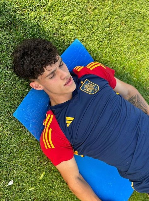 Hector Fort With Fans, Hector Fort, Football Players Photos, Senior Boy Photography, Barcelona Players, Cute Football Players, Football Boyfriend, Soccer Boyfriend, Soccer Guys